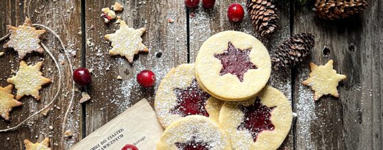 Świąteczne ciasteczka z konfiturą żurawinową